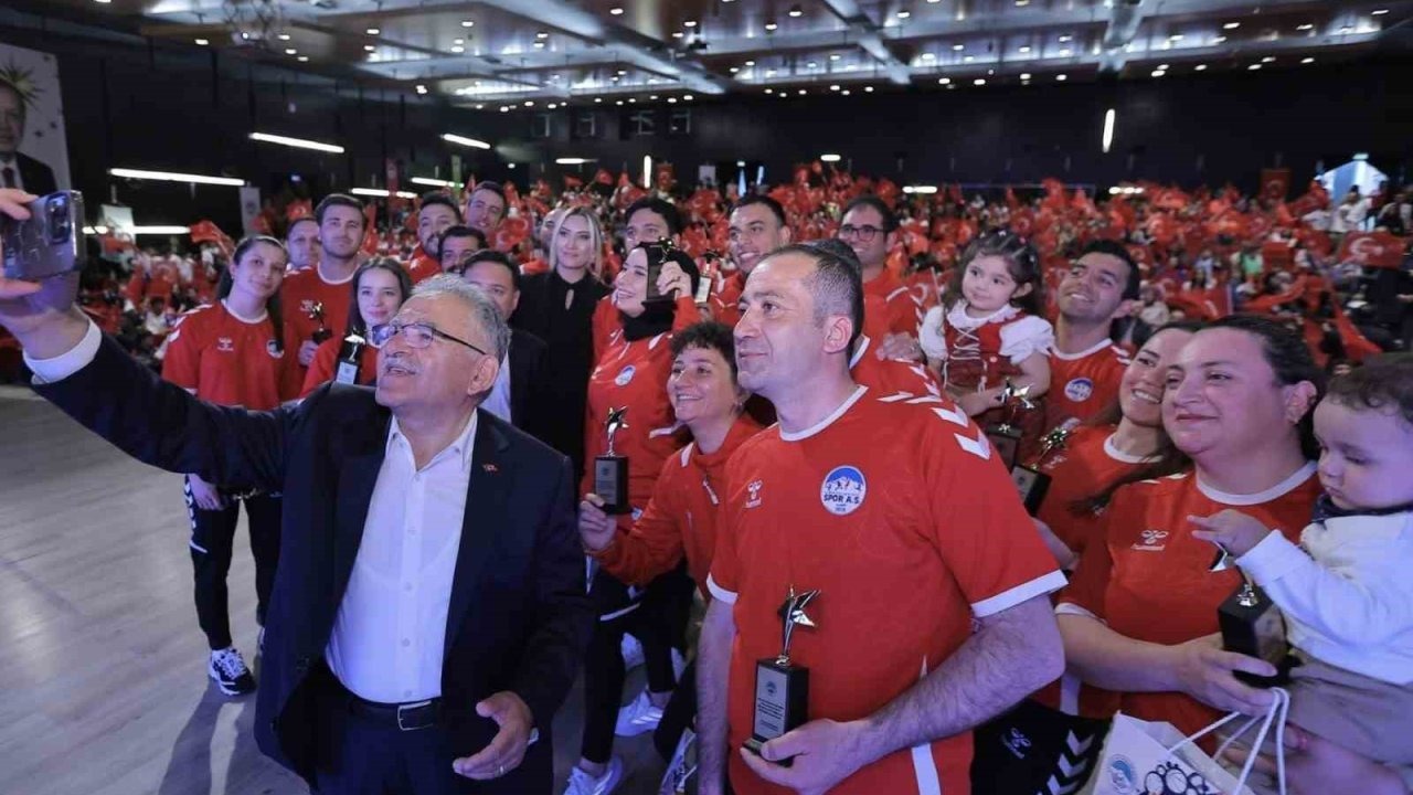 Büyükşehir, 2025 yılında 842 bin sporseveri buluşturdu: Sporun merkezi Kayseri