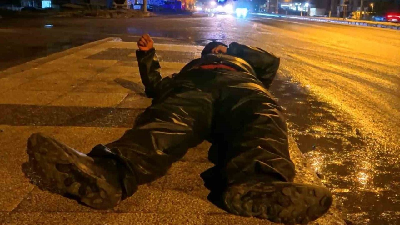 Buzlu yolda motosiklet kaydı, yola savrulan kurye yaralandı