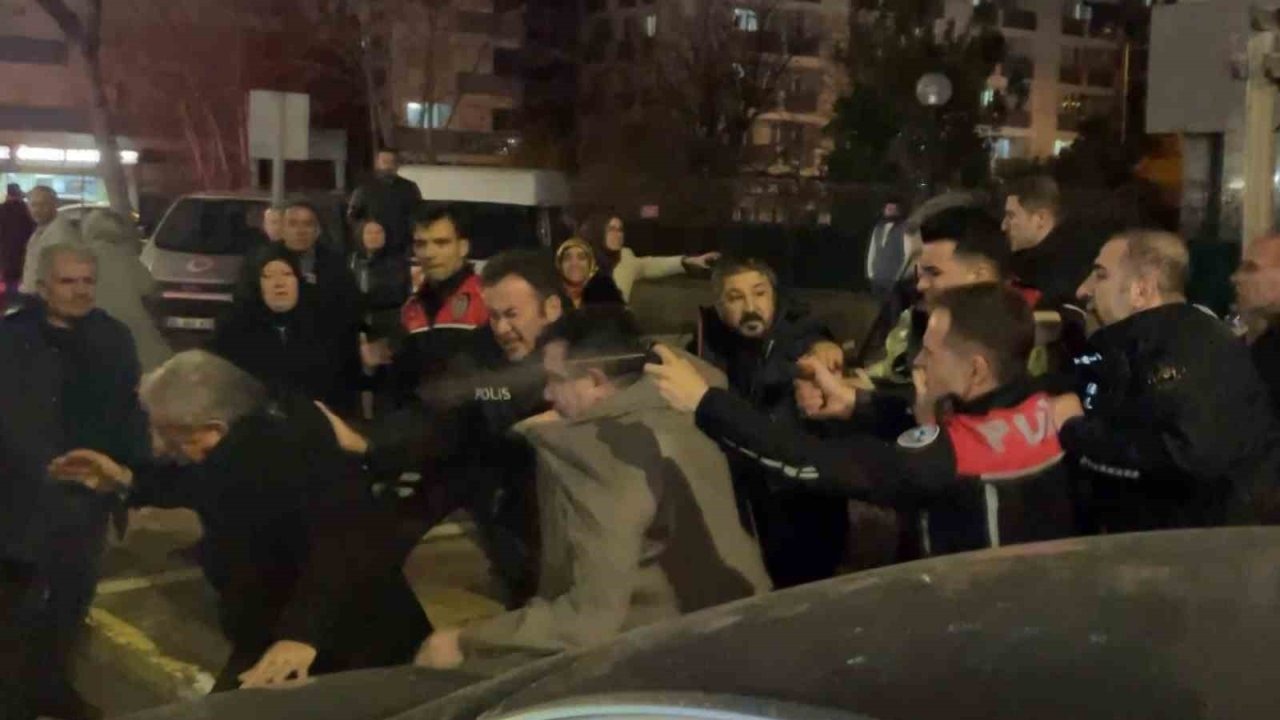 Cinayet davası sonrası adliye önü karıştı, polis müdahale etti: 4 yaralı, 12 gözaltı