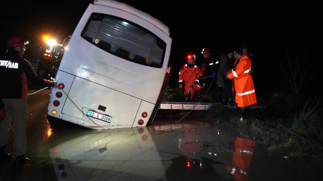 Edirne'de minibüs sulama kanalına düştü: Mahsur kalanlar kurtarıldı