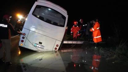 Edirne'de minibüs sulama kanalına düştü: Mahsur kalanlar kurtarıldı