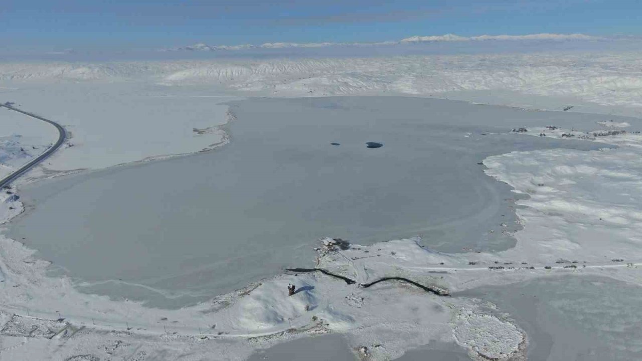 Efsanesi dilden dile dolaşan göl tamamen dondu