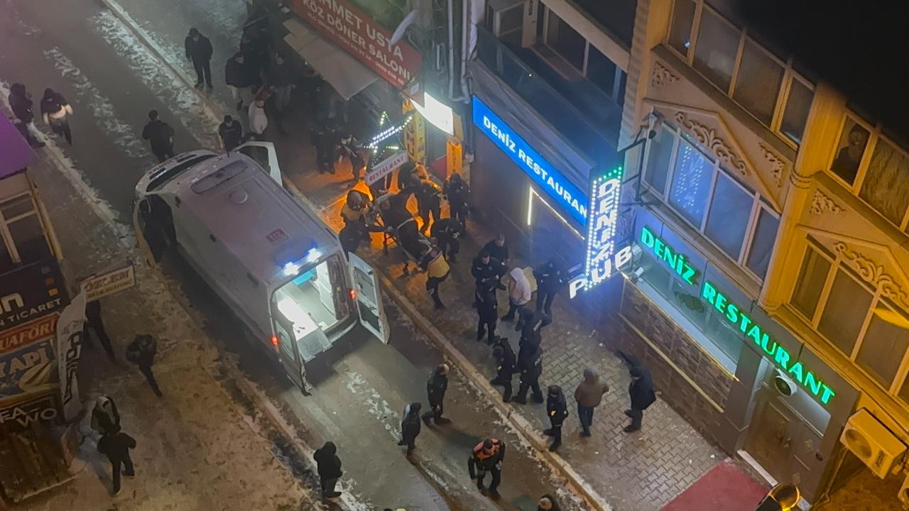 Eğlence mekanında bıçaklı ve sopalı kavga: 4 yaralı