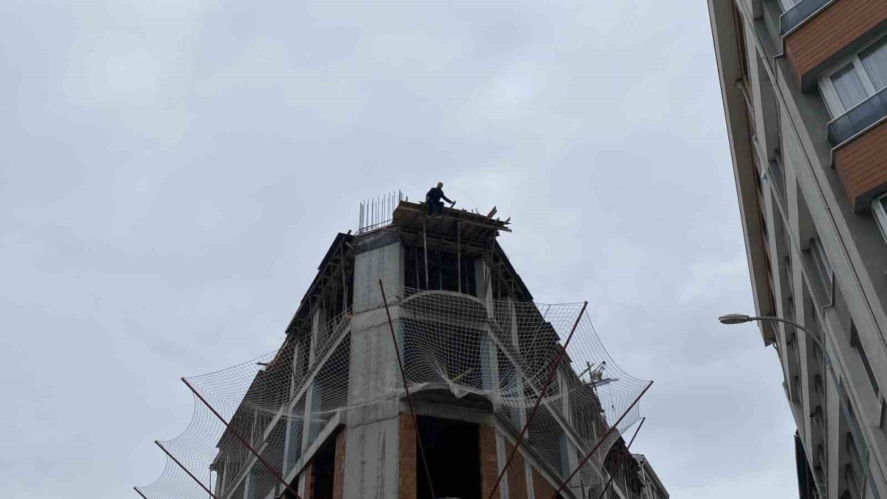 Eskişehir’de panik anları: İnşaatın 8’inci katından atlamaya çalıştı