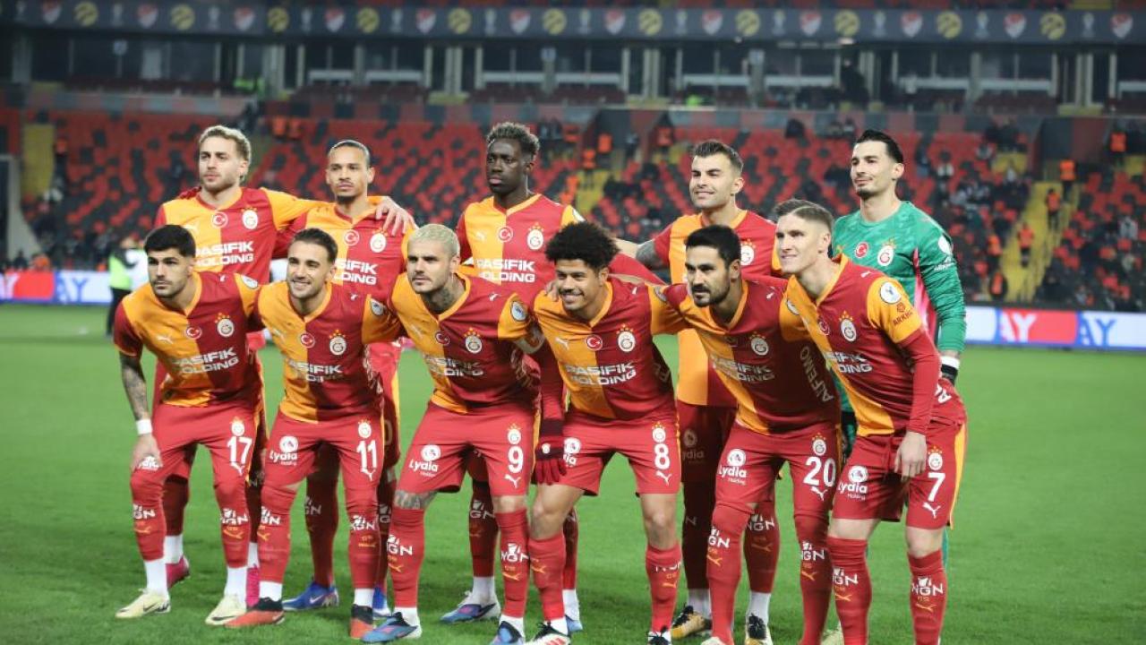 Galatasaray, Trabzonspor'u 4-1 mağlup ederek finale adını yazdıran ilk takım oldu