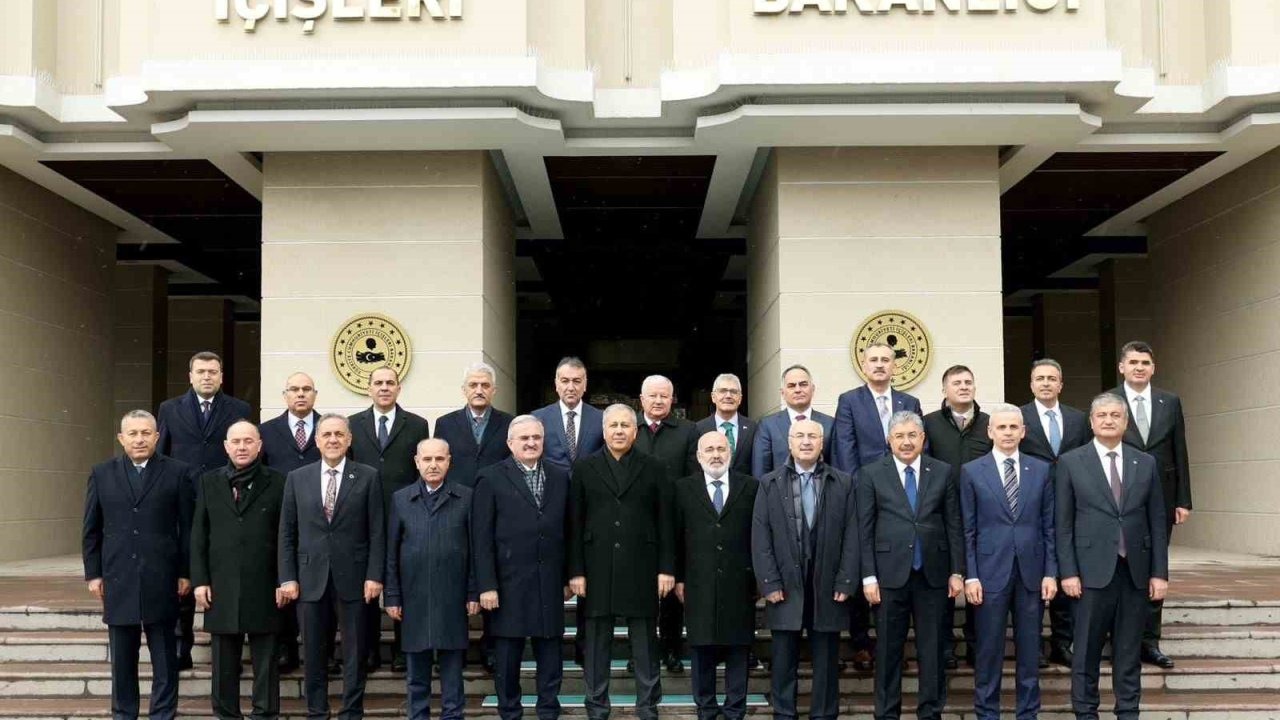 İçişleri Bakanı Yerlikaya, yeni atanan ve görev yerleri değişen valilerle bir araya geldi