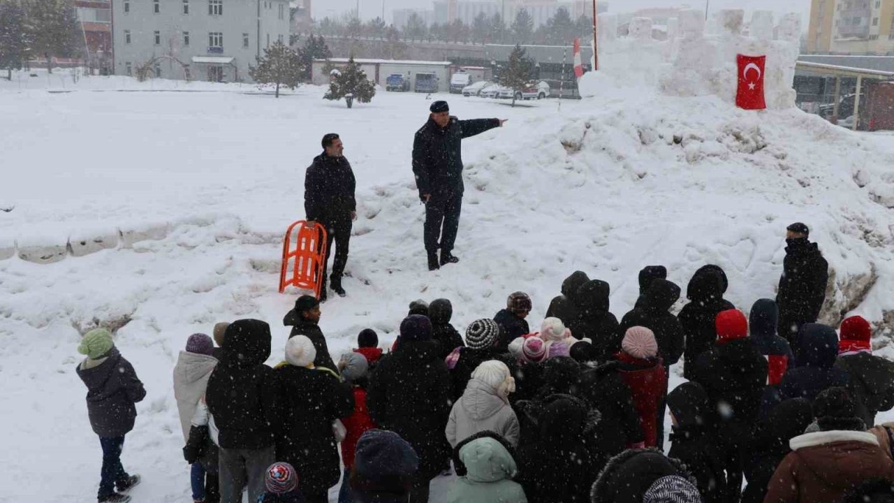 Jandarma çocuklar için kızak şenliği düzenledi