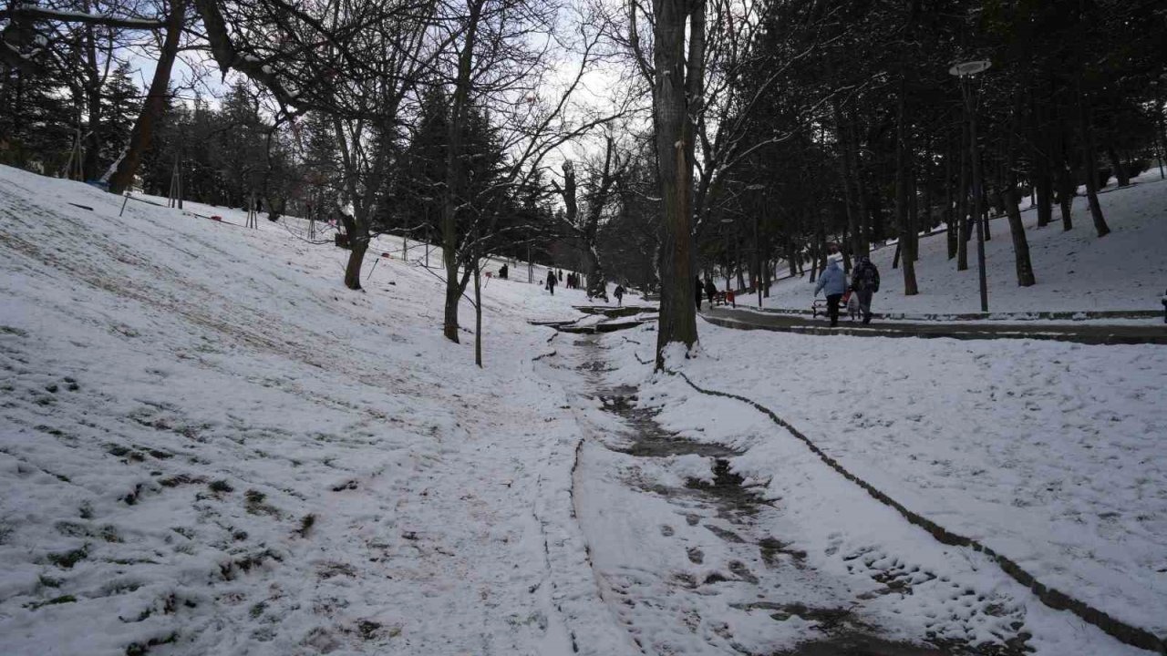 Kar yağışını fırsata çeviren Ankaralılar parklara akın etti