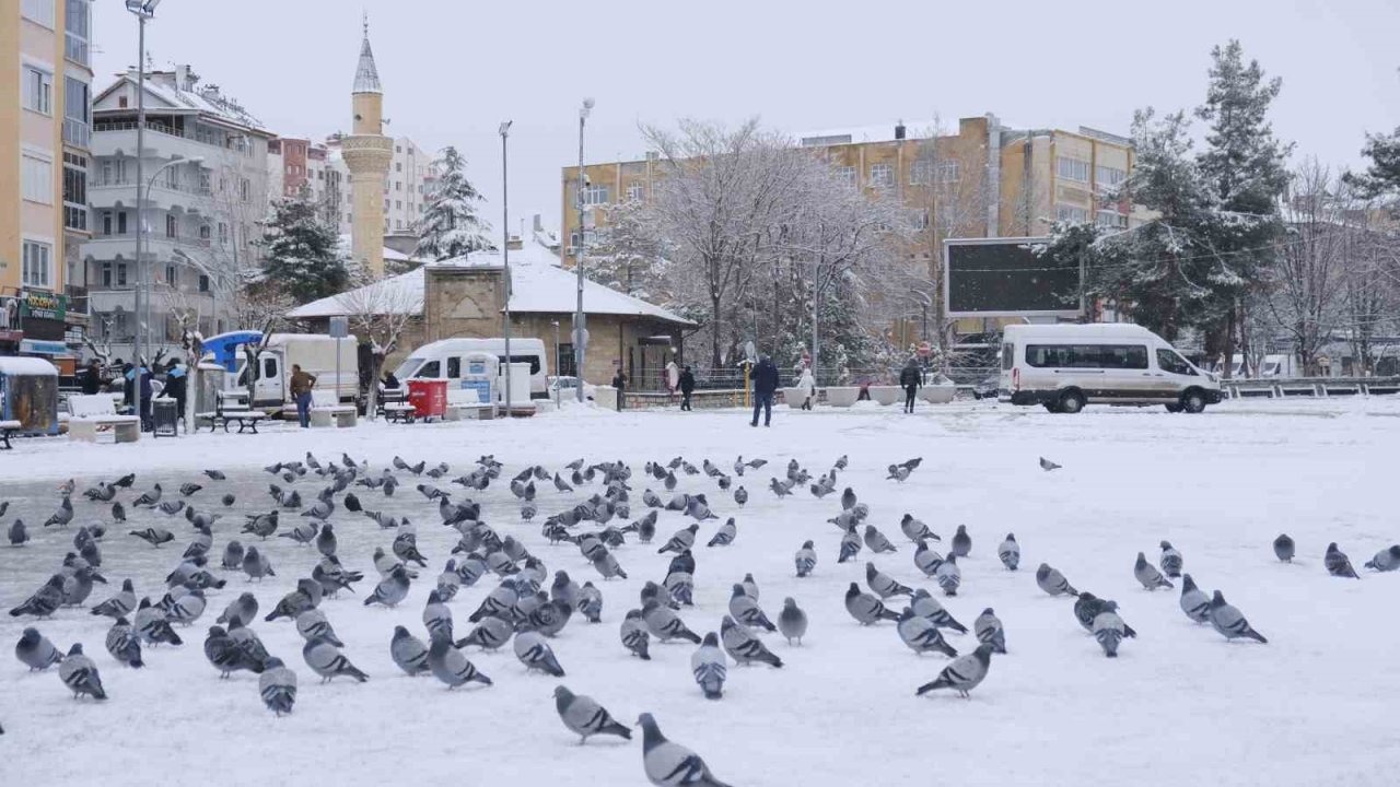Karaman’da kar yağışı sevindirirken kartpostallık manzaralar oluştu