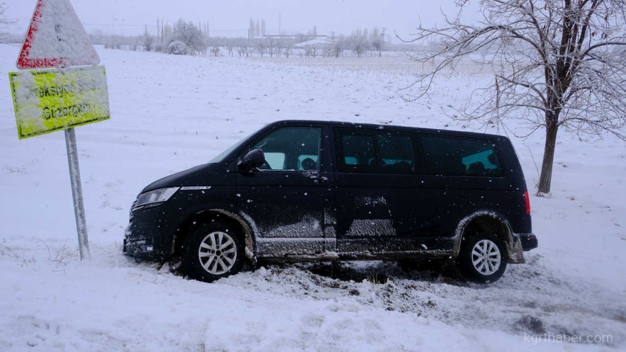 Karaman’da karlı yolda kontrolden çıkan minibüs şarampole indi