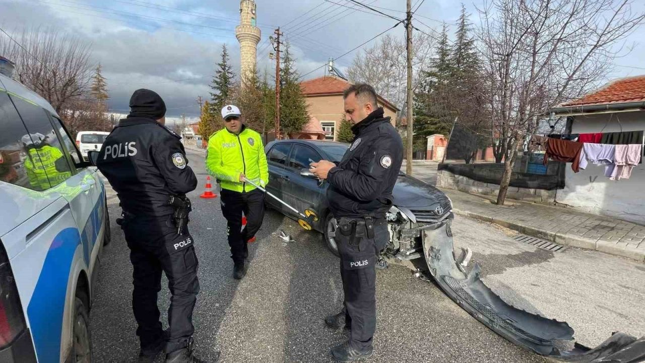 Karaman’da otomobille çarpışan motosiklet sürücüsünün çenesi kırıldı