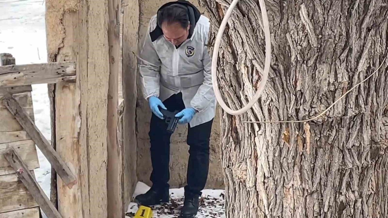 Karaman’da polisten kaçarken metruk eve tabanca atan 2 şüpheli yakalandı