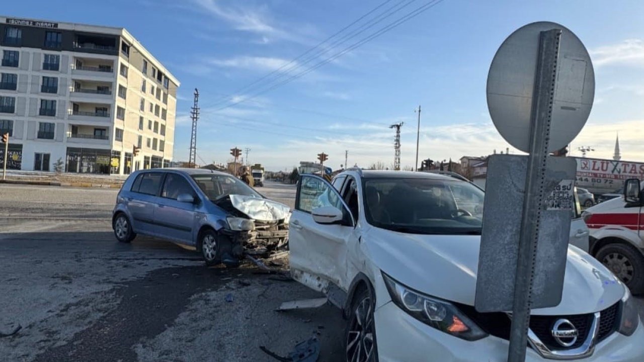 Karapınar’da iki araç çarpıştı: 3 yaralı