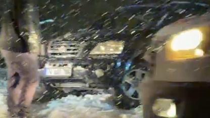 Karlı yolda kayan otomobil karşı şeritten gelen araçla çarpıştı: 6 yaralı