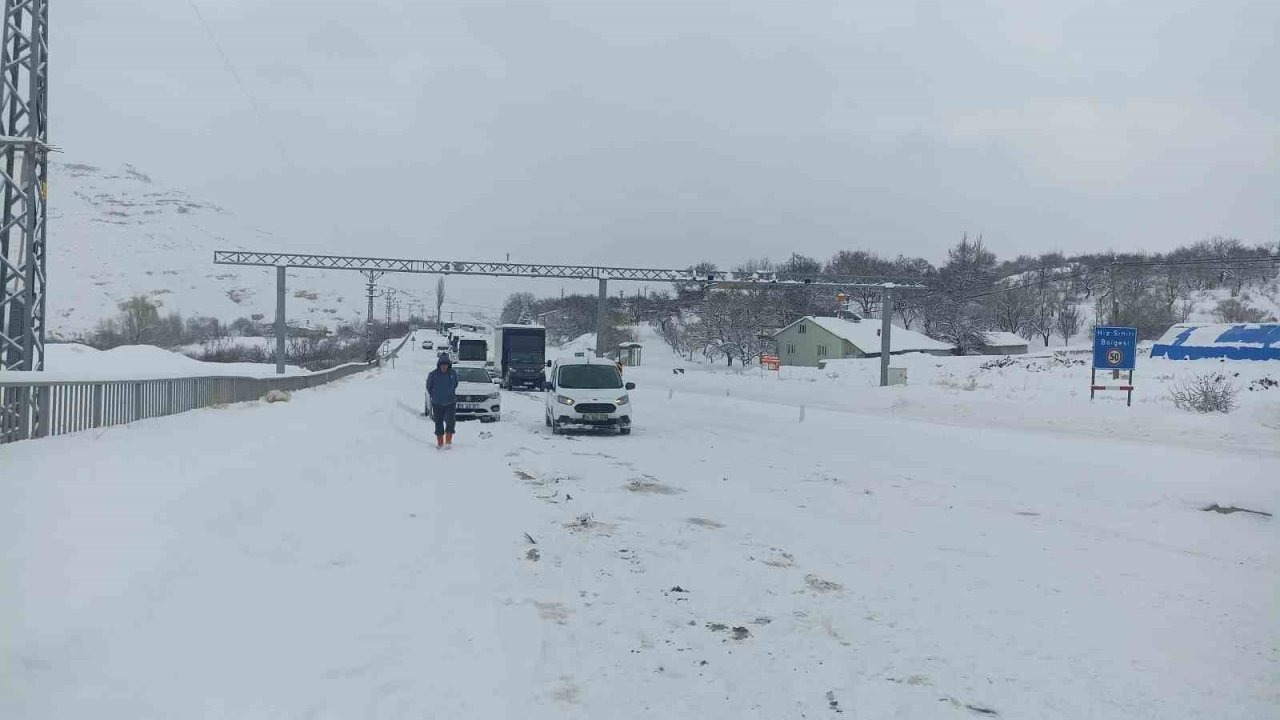 Kayseri-Malatya kara yolunda mahsur kalan yolcular, Gürün ilçesinden uğurlandı