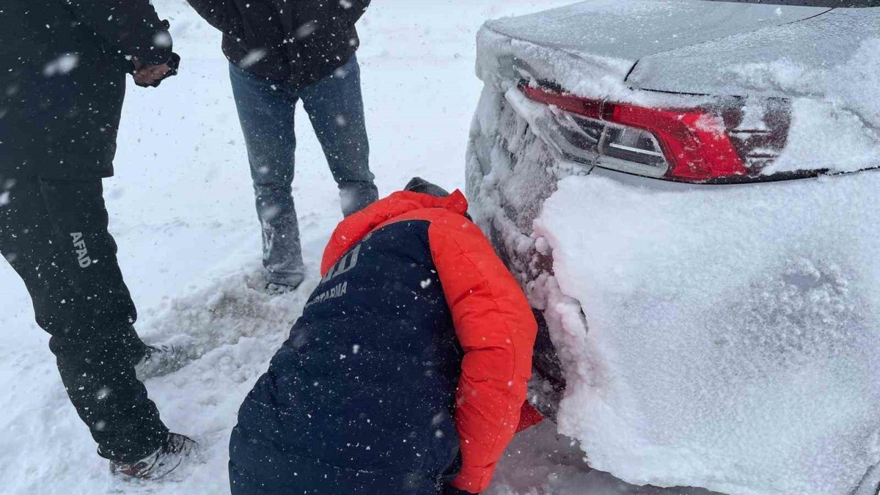 Kayseri’de kar yağışı sonrası mahsur kalan vatandaşlar kurtarıldı