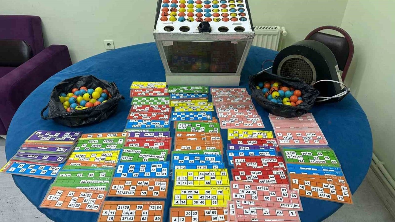 Kumar oynatılan mekana kapıyı ikiye bölerek giren polis, çatıdan kaçmaya çalışanları yakaladı