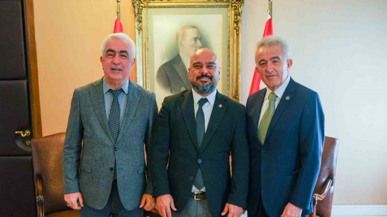 MHP Lideri Bahçeli, TFMD heyetinin fotoğrafını bizzat çekti