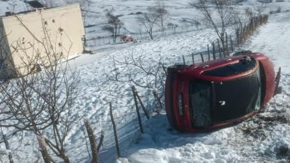 Otomobil tarlaya yuvarlandı: 3 yaralı