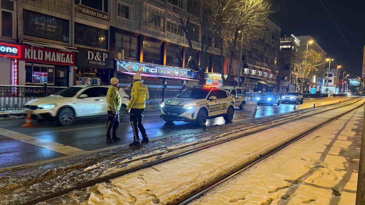 Otomobil yayaya çarptı: 1 ağır yaralı