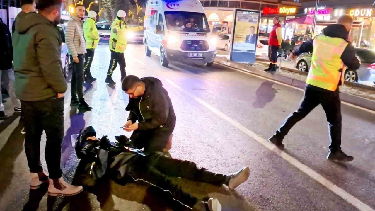 Otomobilin çarptığı motosiklet sürücüsü yaralandı