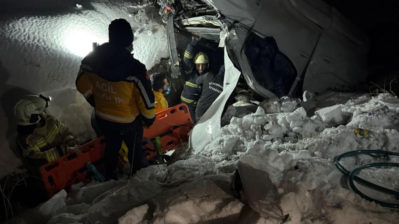 Şarampole devrilen araçta sıkışan sürücü ağır yaralı