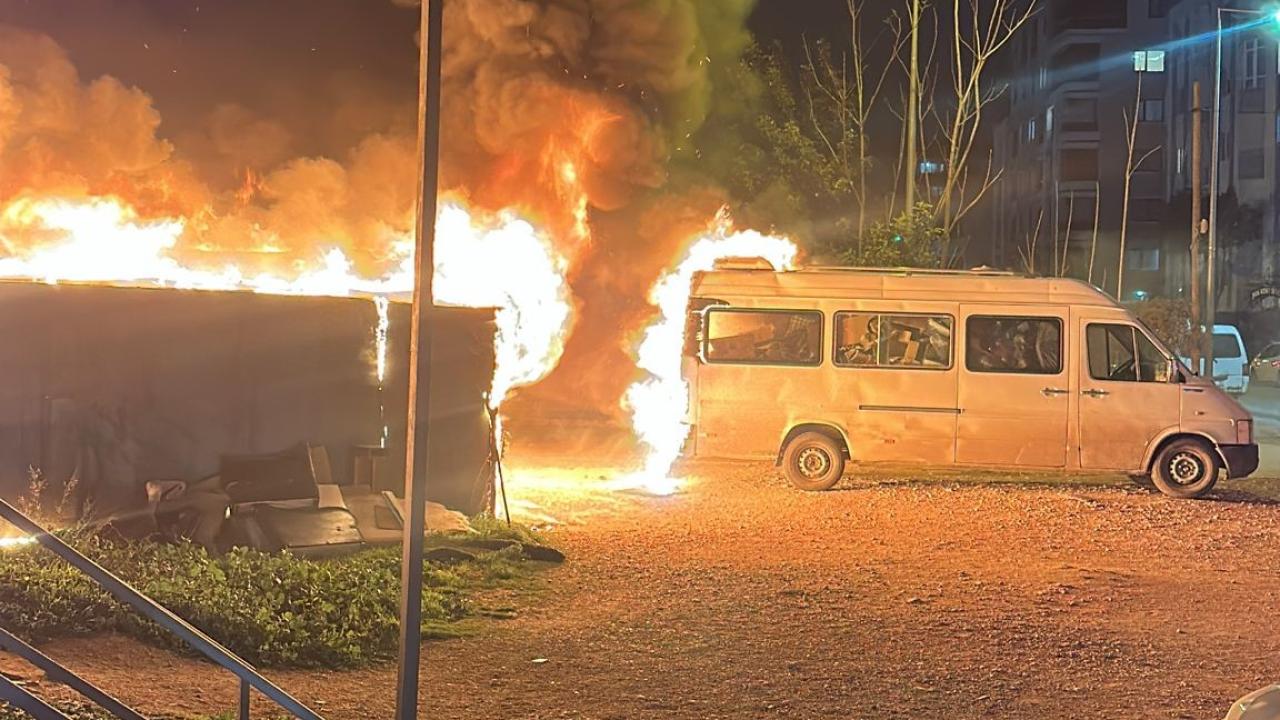 Baraka ve minibüs alev topuna döndü