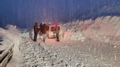Hakkari-Van yolunda iki çığ arasında kalan 5 araç kurtarıldı