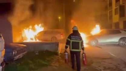 Park Halindeki Otomobil Alev Aldı, Yangın Yan Araca Sıçradı