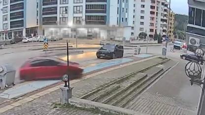 Direksiyon dersinde fren yerine gaza bastı: Otomobil dükkânın önüne uçtu