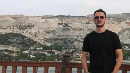 Minibüsle çarpışan motosiklet can aldı