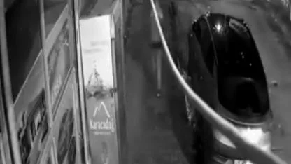 Şakalaşma Az Kalsın Canına Mal Oluyordu: Camdan İş Yerine Düştü