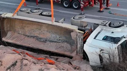 Devrilen hafriyat kamyonu uluslararası yolda trafiği felç etti