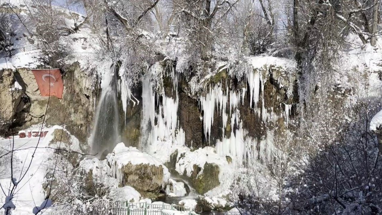 Sıcaklığın eksi 21 dereceye düştüğü Sivas’ta Sızır Şelalesi’nde devasa buz sarkıtları oluştu