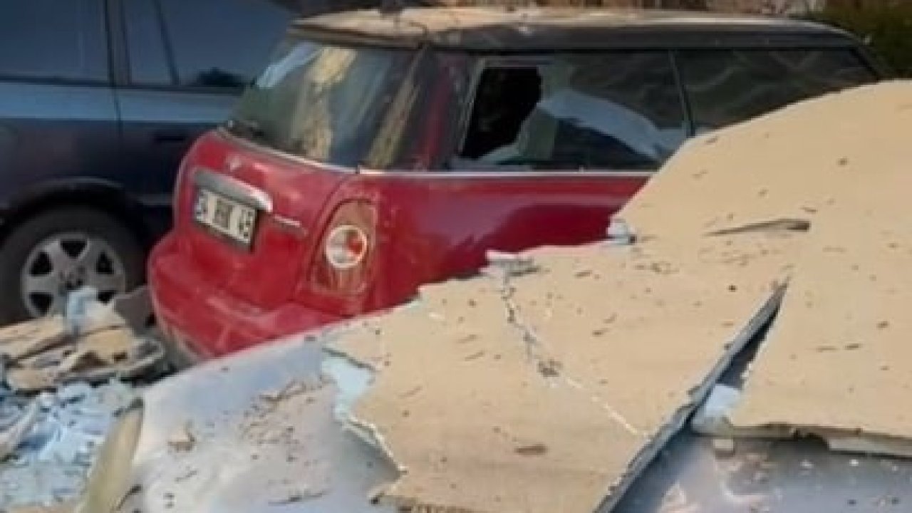 Şiddetli fırtınadan dolayı sökülen dış yalıtım malzemeleri üzerine düştükleri otomobillerin hasar almasına neden oldu