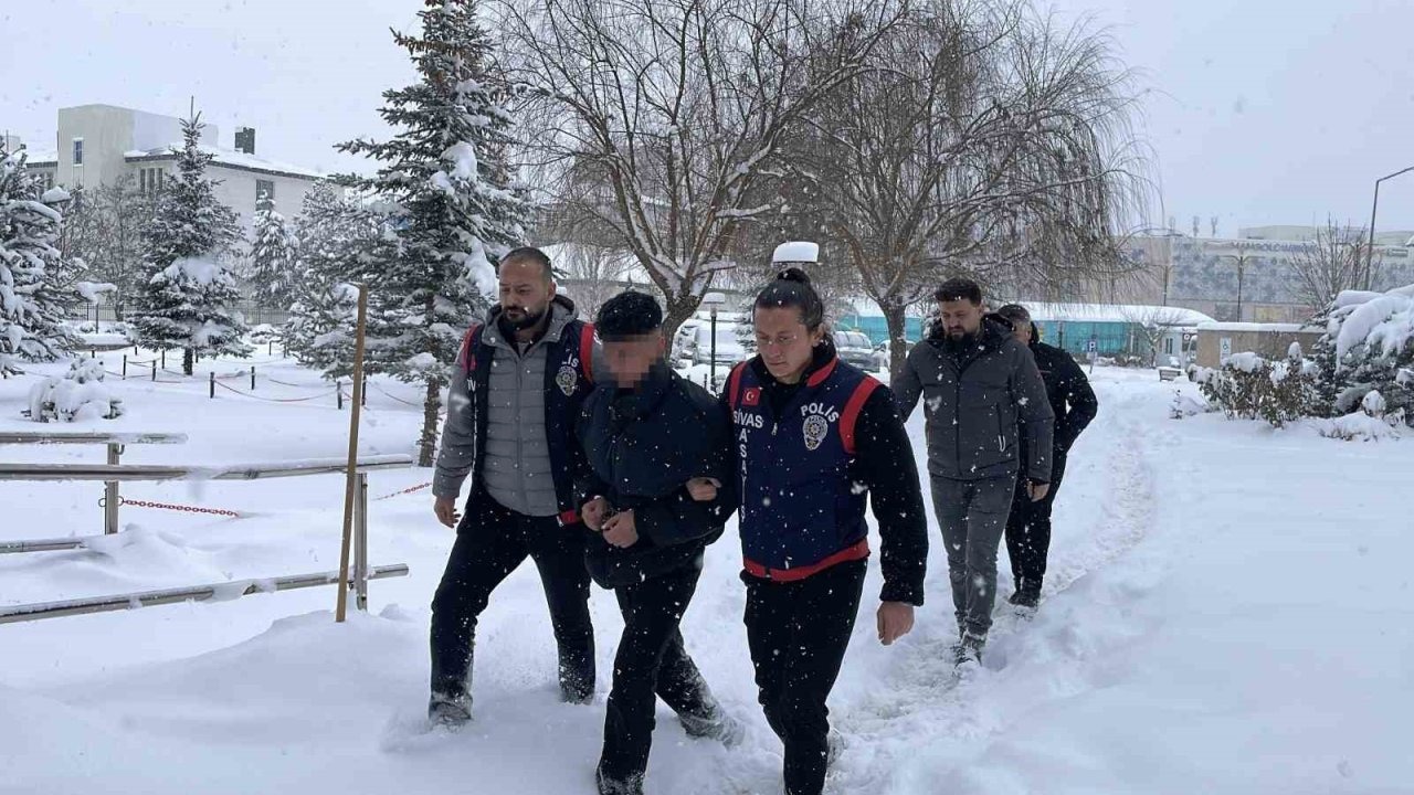 Sivas’ta adliyeye sevk edilen cinayet şüphelisi tutuklandı
