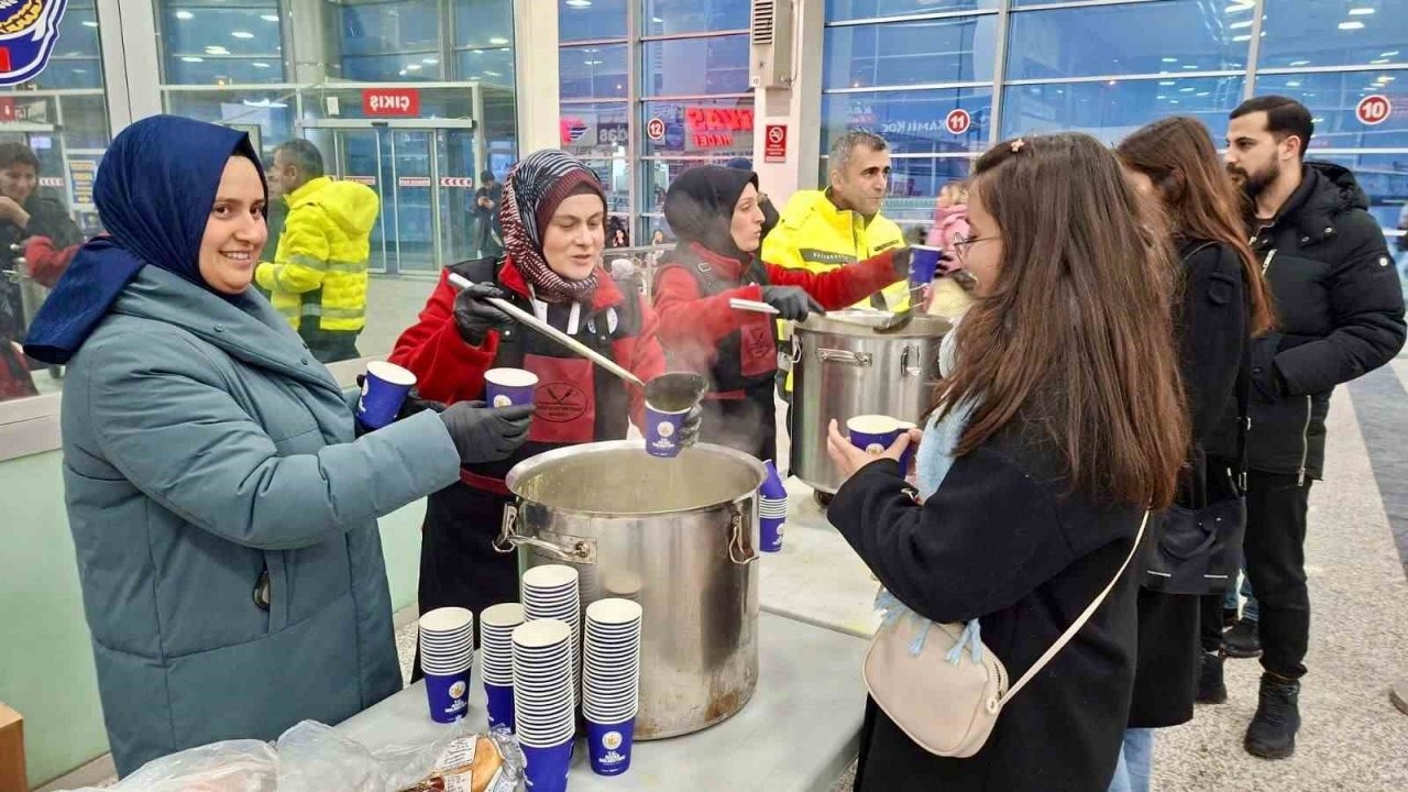 Sivas’ta yoğun kar hayatı felç etti: Yolculara sıcak çorba ikram edildi