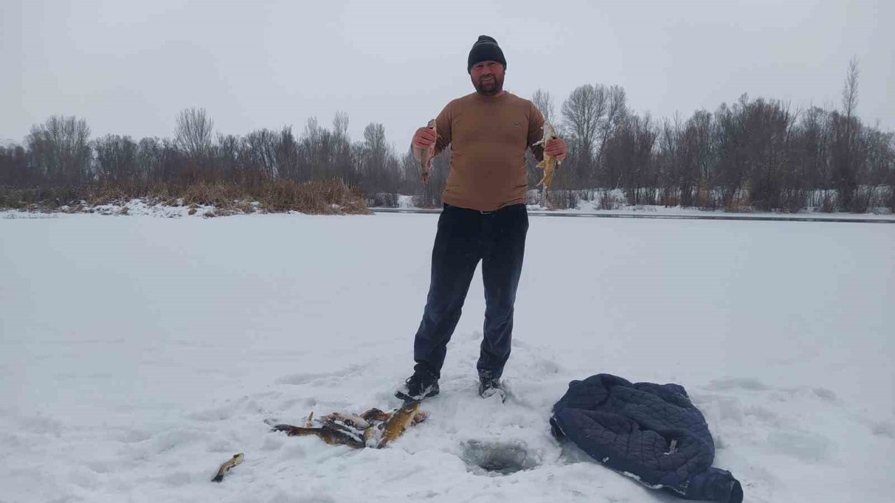 Türkiye’nin en uzun nehri dondu, üzerinde eskimo usülü balık avladılar