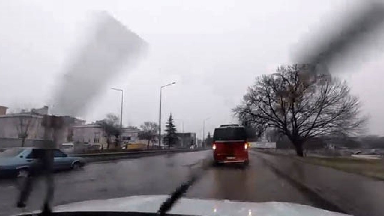 Yağış sonrası çevre yolu ’göle’ döndü, bazı araçlar yolda kaldı