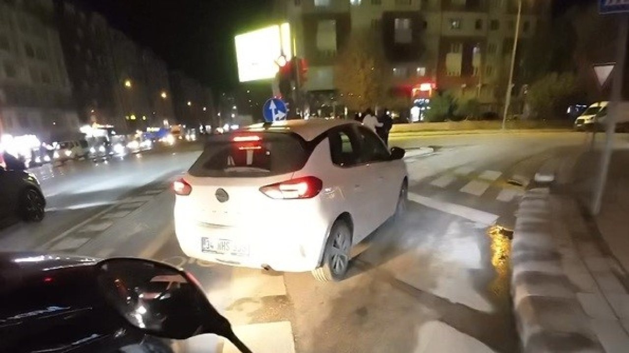 Yanlış trafik ışığına uyan sürücü araç kuyruğuna sebep oldu