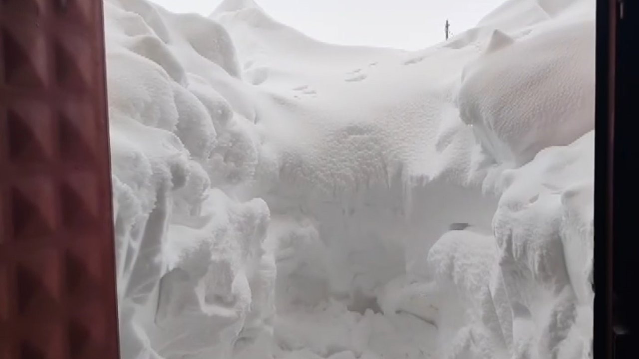 Yoğun kar ilçeyi esir aldı, hayvancılıkla uğraşanların zorlu mesaisi kameraya yansıdı