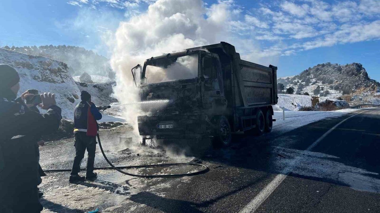 Yozgat’ta kamyon yandı, kullanılamaz hale geldi