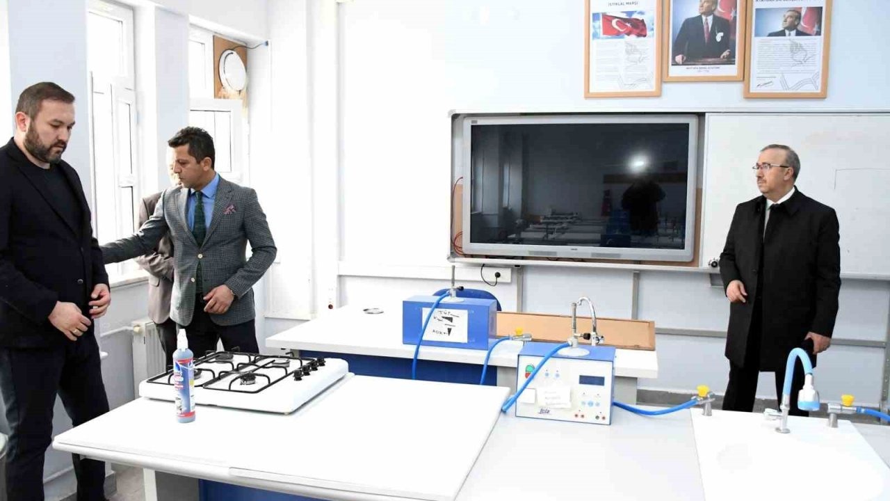 Yükümlülerin temizlediği lisenin fiziki imkânları değerlendirildi