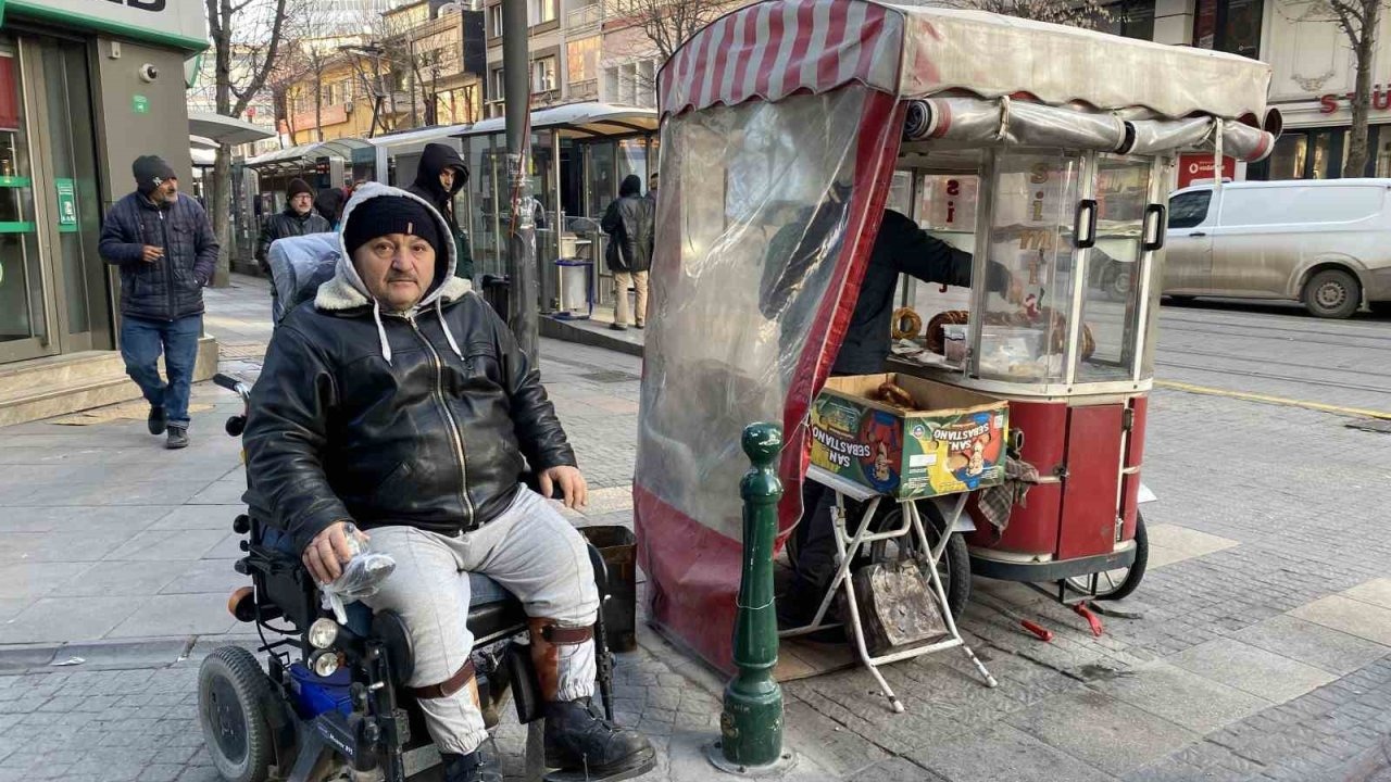 Yüzde 76 engeli olmasına ekmek parasını kazanmak için eksi 17 derecede simit satıyor