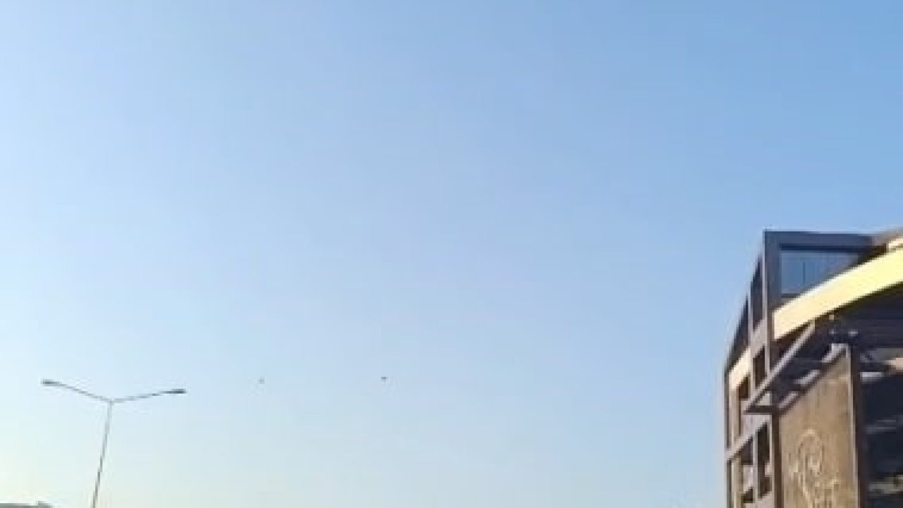 Zincirleme trafik kazası aracın güvenlik kamerasına yansıdı