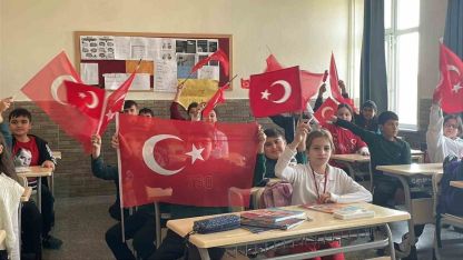 Öğrencilerin okul heyecanı ay yıldızlı Türk bayrağıyla taçlandı