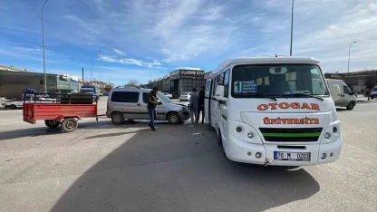 Yolcu minibüsü ile hafif ticari aracın karıştığı kaza anı kameraya yansıdı
