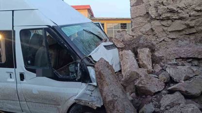 Aksaray’da işçi servisi bahçe duvarına çarptı: 2’si ağır 14 yaralı