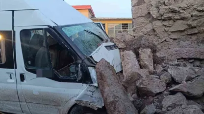 Aksaray’da işçi servisi bahçe duvarına çarptı: 2’si ağır 14 yaralı