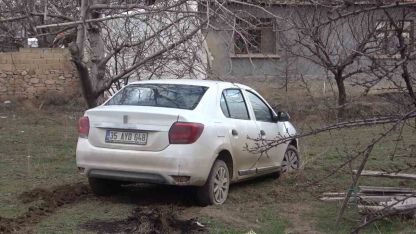 Polisin "dur" ihtarına uymayan şüpheliler aracı bırakıp kaçtı